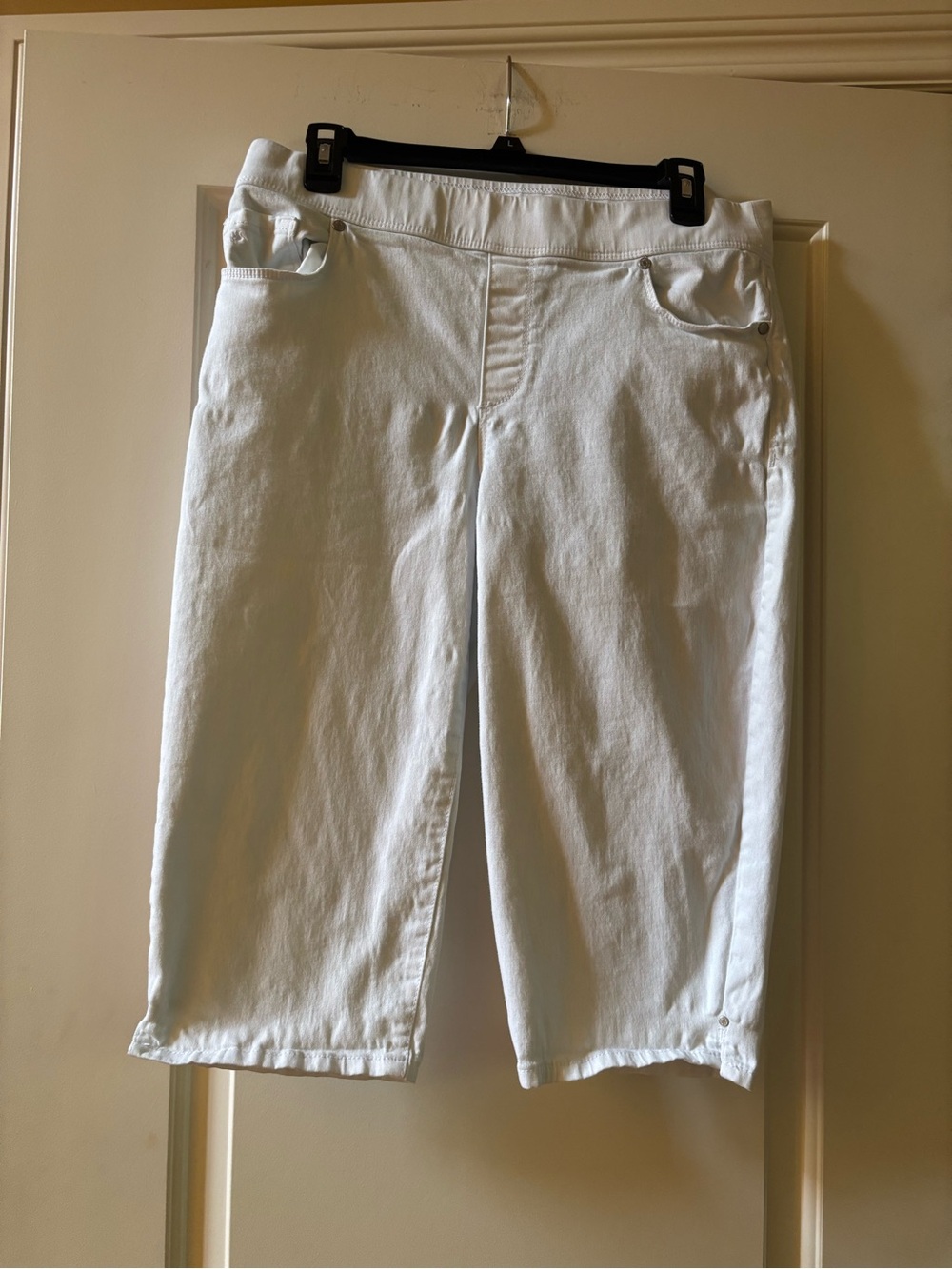 Gloria Vanderbilt White Bermuda Shorts